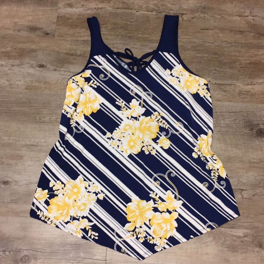 FREE NWT Top 🌼 Floral Summer